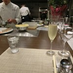 キャトルラパン - ＜2015年9月初訪問＞テーブルセッティングお箸があるなどカジュアル。ライブ感のあるカウンター席。