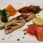 ビストロ ア ラ ドゥマンド - メインの魚は、カジキマグログリル。フレッシュトマト、ラタトゥイユ、キャロットラペが添えられています。