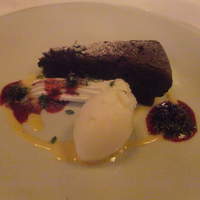 リストランテ フォンタナ - ミルクシャーベットとチョコレートケーキ　ベリーソース