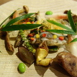 徳山鮓 - 子持ち鮎の揚げ（飯ソースがけ）、紫しめじ、栗、ぶどう、そうめんかぼちゃなど