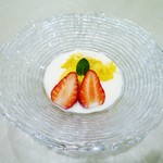 龍圓 - マンゴープリン、ココナッツソース、苺