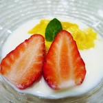 龍圓 - マンゴープリン、ココナッツソース、苺