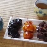 えびだんごや - 三色だんごとお茶