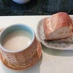 食房エスト - スープとパン（お代わり自由）