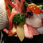 山さん寿司 本店 - 海鮮丼の左側