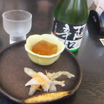 八百徳 - 日本酒を頼んでお通しも来た。