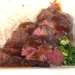 想作酒場　Coeur - ステーキライス980円(税別)
      ⚫︎ステーキライス、ライス大盛り(無料)。
      
      ⚫︎デザートフルーツシャーベット＆赤ワインジュレ