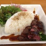 想作酒場　Coeur - ステーキライス980円(税別)
      ⚫︎ステーキライス、ライス大盛り(無料)。
      
      ⚫︎デザートフルーツシャーベット＆赤ワインジュレ