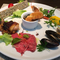 キャトルラパン - 前菜(赤エビ、カボチャ、パテドカンパーニュ、ムール貝、和牛のカルパッチョ、若鶏のソテー、ガレットのクリームチーズ、エスカルゴのアヒージョみたいなの)