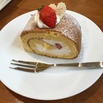 いちごの森カフェ - 苺の恋（カット）
            
            ロールケーキに苺が入ってました。
            生クリームも程よい甘さで生地は懐かしい感じのしっとりふっくらでおいしく頂きました (*´ڡ`●)
            