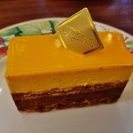 パティスリー タンドレス - ケーキ『かぼちゃとチョコレート』(650円)！かぼちゃの甘さを感じるムースリーヌクリームの下にカカオのほろ苦さを感じながらも酸味のあるチョコレートクリームのケーキ～♪(^o^)丿