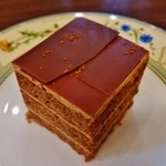 パティスリー タンドレス - ケーキ『キャネリエ』(630円)！上に薄い板チョコレートがのったケーキで、ザラっとしたシナモンの生地とクリーム、カリカリっとしたヌガーが絶妙なバランスで美味しい～♪(^o^)丿