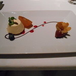 ビーチェ 東京 - ドルチェ：リコッタのセミフレッド 洋ナシのキャラメル添え