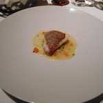 ビーチェ 東京 - 主菜①：イトヨリの蒸し焼き 麦と野菜によるタイム風味付け合せと共に