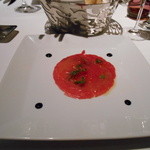 ビーチェ 東京 - 前菜①：マグロのカルパッチョとハーブにイクラ添え