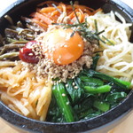 コリアンキッチン 3匹の子ぶた - 子ぶたの特製石焼きビビンバ