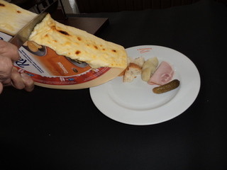 ア・ヴォートル・サンテ・エンドー - 秋冬限定の焼いたチーズを絡めて食べるラクレットチーズ