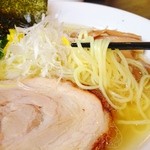 「黄金塩そば」の麺