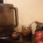 curry 草枕 - 卓上の様子；水のポット、辛味スパイス、福神漬け