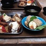 くう食堂 - 本日の欲張りプレート、メインはチキンタルタルと豚煮込み