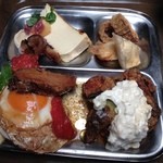 くう食堂 - チキンタルタルと豚煮込み、春巻きとオニオンフライ、チーズケーキとプリンと好きな物だらけでした