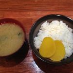 鉃皿居酒屋やまとん - ご飯とお味噌汁（鉄皿焼についてくる）