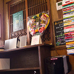Inoue - 壁際には時間つぶしの為に本がいっぱい