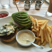 37 Steakhouse & Bar - ゴルゴンゾーラとアボカドトッピングのバーガー