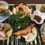 尾張屋 - 月替わりランチセット！お洒落なプレートに豪華な盛り合わせでした。