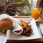 パン屋カフェ キャトル - アボガドバーガーとポテトドリンクセット　マンゴージュース