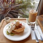 パン屋カフェ キャトル - キャトル特製パンケーキセット　秋バージョン　アイスキャラメルラテ　