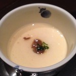 おもてなしとりよし - お通しはチーズ味の茶碗蒸し。でもお通しにしては量が多過ぎ。