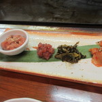 Okonomiyaki Teppanyaki Hinaya - お好み焼きが焼きあがる迄は先出しをいただきながら３人で乾杯