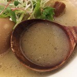 ラーメン ロケットキッチン - トリ塩パイタン＜半熟煮玉子入り＞(800円)スープ