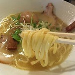 ラーメン ロケットキッチン - トリ塩パイタン＜半熟煮玉子入り＞(800円)麺リフト