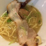 ラーメン ロケットキッチン - トリ塩パイタン＜半熟煮玉子入り＞(800円)チャーシュー