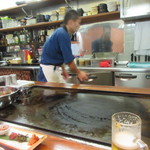 Okonomiyaki Teppanyaki Hinaya - 注文が決まるとカウンターにある鉄板で店員さんが手際よくお好み焼きを焼いてくれました。
                
                