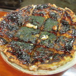 Okonomiyaki Teppanyaki Hinaya - 暫くすると注文したミックス焼き９００円の焼き上がりです、ふわっとしたお好み焼きではなく食べ応えのある食感のお好み焼き、どこかふきやさんを思い出すようなボリュームたっぷりの美味しいお好み焼きでした。
      
      