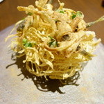 ル スプートニク - ゴボウのフリットの台に、稚鮎のフリット