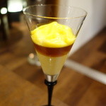 ル スプートニク - パプリカのムース、オマール、パッションフルーツとマンゴーのムース