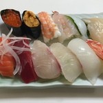 寿司　すみだ川 - 上盛りセットは、赤だし付き１２巻１２５０円