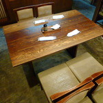 あなごめしうえの - 年季の入ったイスとテーブル♪