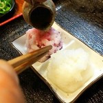 Teuchi Soba Dokoro Tamba - 赤い大根おろしに酢をかけると真っ赤になります