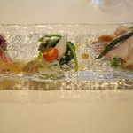 リストランテ・イ・ルンガ - サーモンと赤米のマリネ、野菜のバーニャカウダー、豚肉の前菜