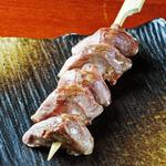 Tori Gen - 砂肝　＜１串＞１８０円（税抜）　関西では「ズリ」で親しまれている、鶏にしかない内臓の部位です。コリコリした食感で臭みもなく食べやすいポピュラーな串焼です。