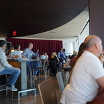 ONE Cafe - みんな外を見ている