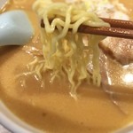 藤九郎 - みそラーメン：麺リフト