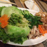 イムアロイ - ナムプリックオーンにかける野菜と揚げた豚皮