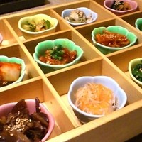 焼肉 銀座コバウ 特別室 - キムチ・ナムルなど12種類の前菜
                