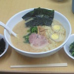 味濱家 - 写真はラーメン＋岩のり＋ほうれん草。ほうれん草がスープに絡んでGood
